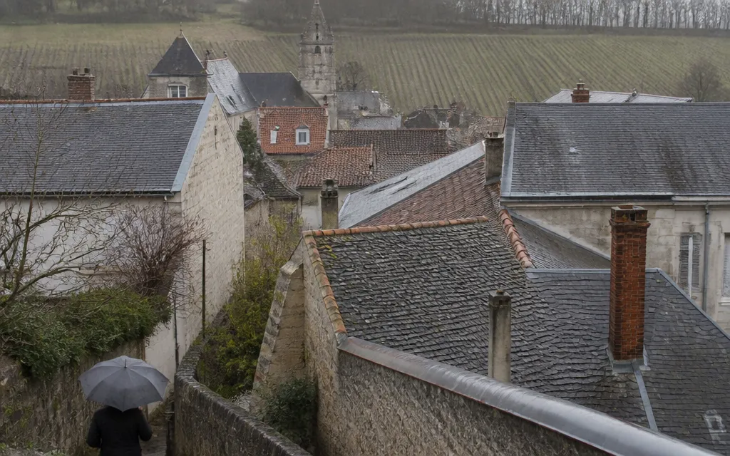 Bourg de vignoble aux toits de tuile creuse, rangs de vigne taillés jusqu’aux dernières maisons