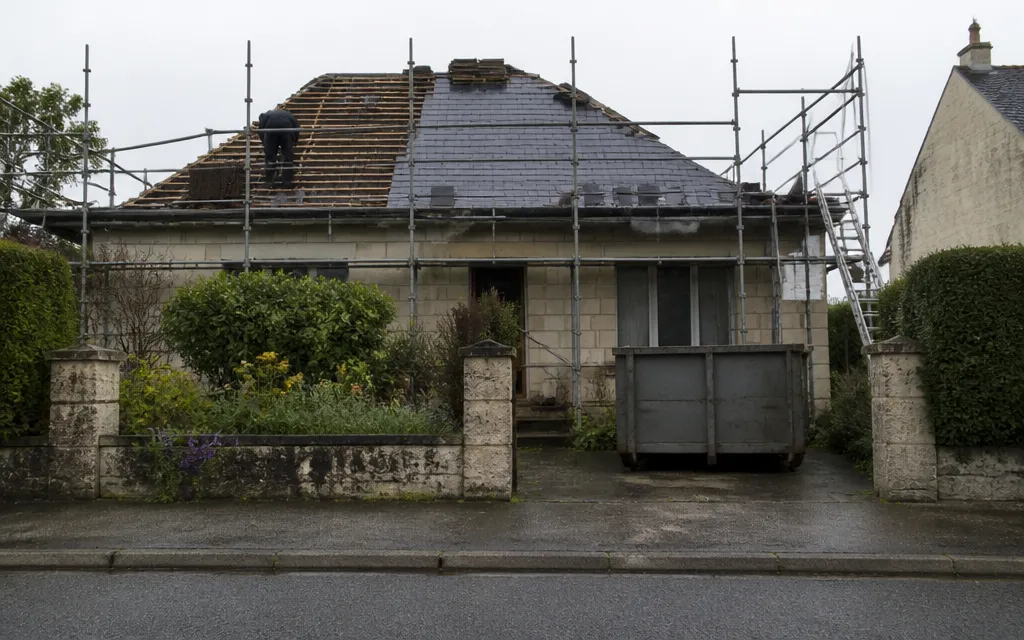 Toiture entière de pavillon en cours de rénovation, échafaudage sur deux façades et versant à moitié reposé
